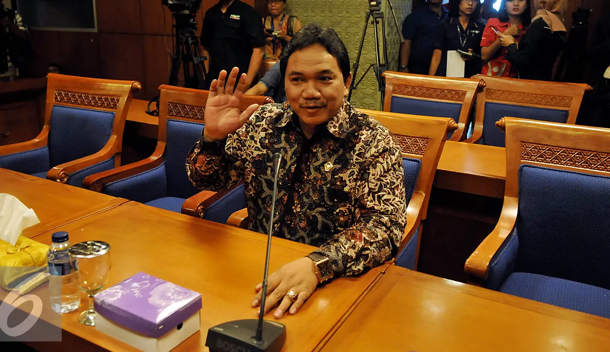 Anggota BPK, Achsanul Qosasi menghadiri rapat dengan Pansus Pelindo II di Jakarta, Kamis (22/10/2015). Pansus Pelindo meminta hasil audit BPK terhadap perusahaan yang diduga merugikan negara dalam kasus Pelindo II. (Liputan6.com/Johan Tallo)