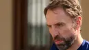 Pelatih Inggris, Gareth Southgate meninggalkan hotel tim di Doha (11/12/2022). Timnas Inggris langsung meninggalkan Qatar usai tersingkir di gelaran Piala Dunia 2022, Minggu (11/12/2022). Kekalahan 1-2 atas Prancis di babak perempat final menghentikan langkah Inggris  di Piala Dunia 2022.  (AFP/Paul Ellis)