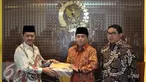 Pimpinan Komisi Yudisial (KY) Aidul Fitriciada Azhari memberikan cendera mata saat bertemu Ketua DPR Ade Komarudin (tengah) di Kompleks DPR, Senayan, Jakarta, Kamis (30/6). (Liputan6.com/Johan Tallo)