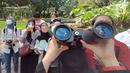 Peserta mengamati keanekaragaman hayati di Taman Suropati, Jakarta,(21/5/2022). Biodiversity Warriors Yayasan KEHATI, Jakarta Birdwatcher Society bersama perwakilan mahasiswa dari sejumlah kampus di Jabodetabek menyelenggarakan kegiatan pengamatan keanekaraman hayati untuk memperingati Hari Keanekaragaman Hayati Sedunia yang jatuh pada 22 Mei 2022. (Liputan6.com/Fery Pradolo)