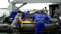 Laki-laki itu diperkirakan sudah meninggal tiga hari, waktu yang sama dengan kejadian kapal pengangkut TKI ilegal yang karam di Johor. (Liputan6.com/Ajang Nurdin)