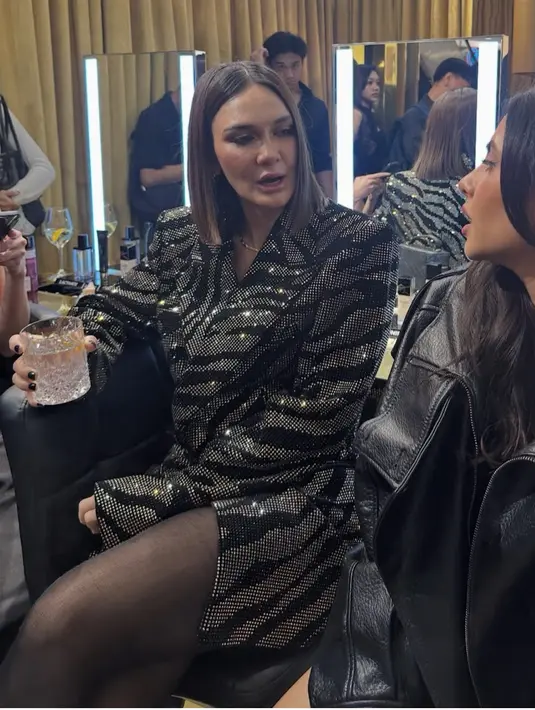 <p>Luna pun tampil dengan gaya no pant, terlihat dari atasan oversize blazer dipadukan hanya dengan stocking hitam. [@valerieethomas]</p>