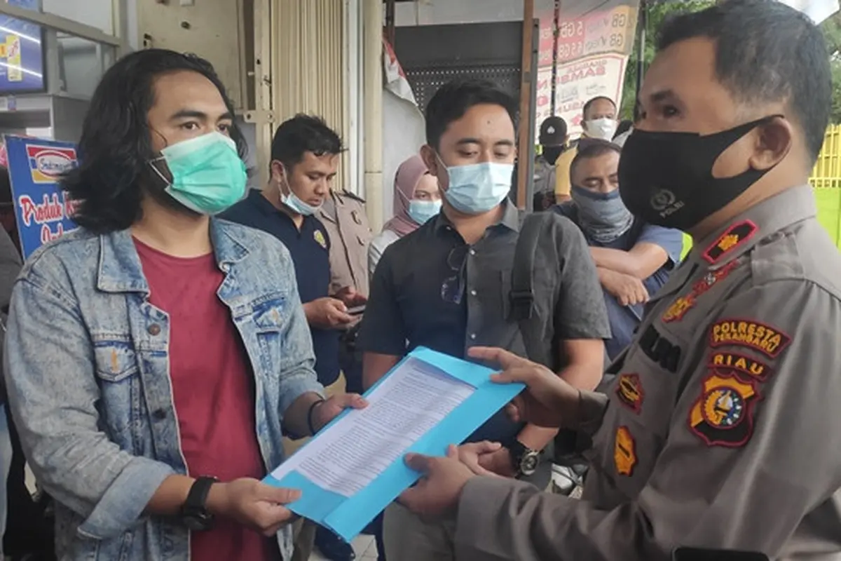 Perwakilan mahasiswa menyampaikan surat desakan agar Polda Riau mengusut tuntas perambahan hutan di Kabupaten Bengkalis.