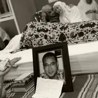 Jenazah Yanni Libels disemayamkan di rumahnya.