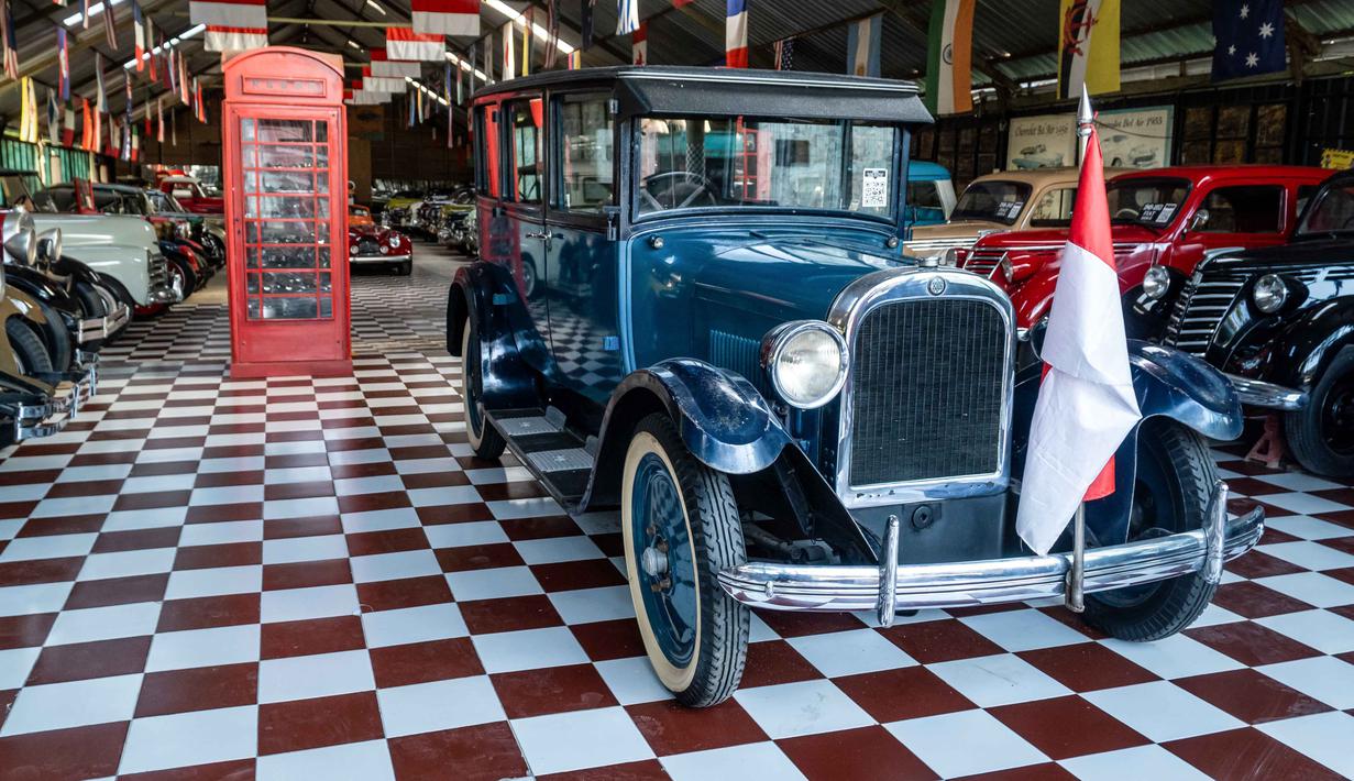 Foto yang diambil pada 14 Oktober 2025 ini menunjukkan mobil Dodge Brothers tahun 1927 di Museum Mobil Antik Kebon, Bali. Tak main-main, koleksi mobil klasik pria ini bukan hanya puluhan, tetapi ratusan. Total 250 mobil klasik tersimpan dalam museum miliknya. (Dicky Bisinglasi/AFP)