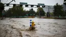 Pemandangan dari banjir yang merendam jalan di Ibu Kota Chile, Santiago, Minggu (17/4). Chile didera hujan lebat tanpa henti selama akhir pekan kemarin yang mengakibatkan banjir dan longsor. (REUTERS/Ivan Alvarado)