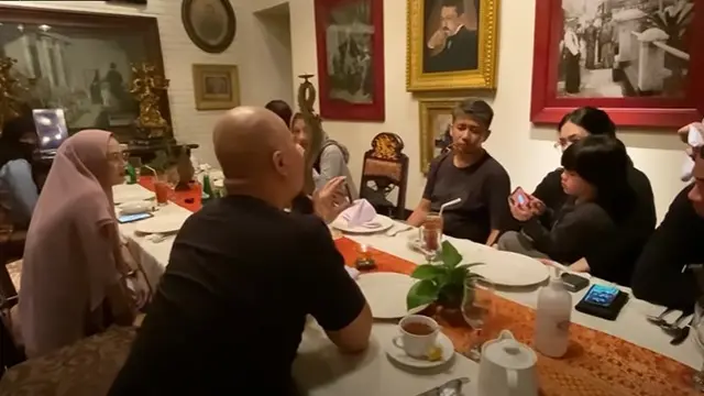 6 Momen Mulan Jameela Buka Puasa Bareng Mantan Suami, Ditemani Ahmad Dhani