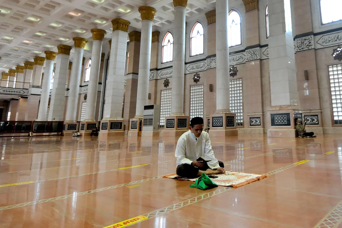 FOTO: Memperbanyak Ibadah Selama Ramadhan di Masjid Kubah Emas