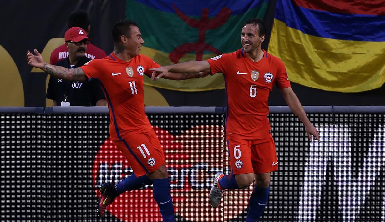 Ekspresi pemain Cile, Jose Fuenzalida, setelah mencetak gol kedua ke gawang Kolombia pada laga semifinal Copa America Centenario 2016 di Stadion Soldier Field, Chicago, AS, Kamis (23/6/2016) pagi WIB. (AFP/Tasos Katopodis)