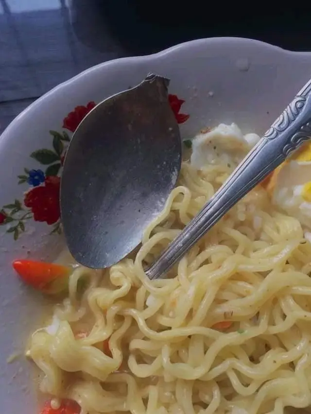 10 Momen saat Mau Makan Mi Ini Apes Banget, Bikin Geregetan