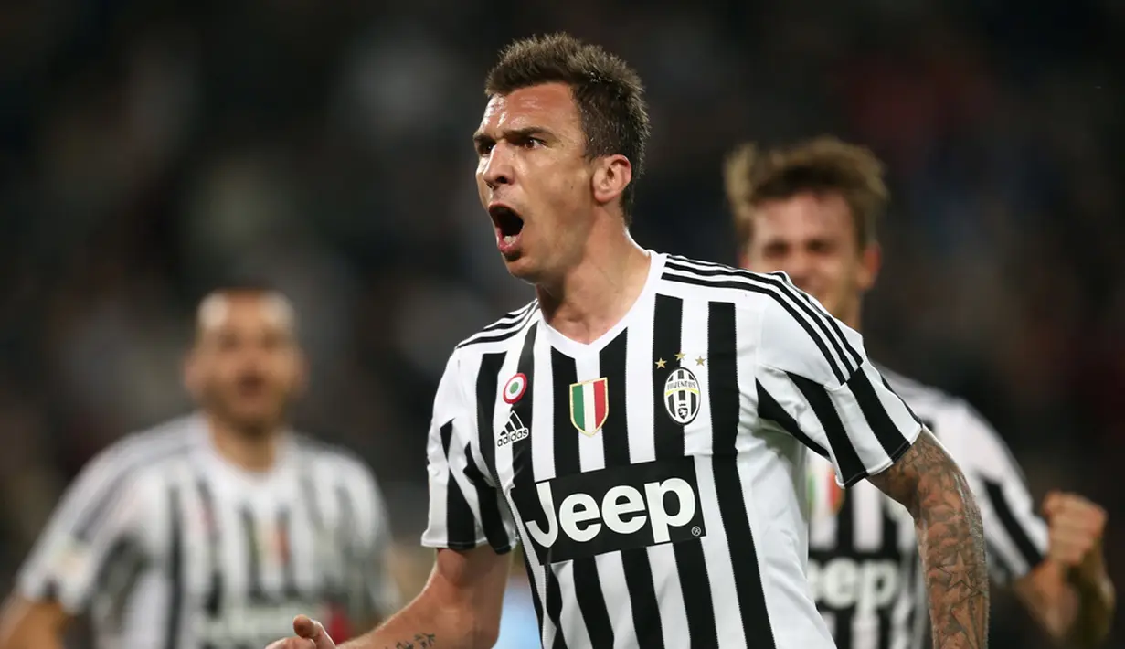 Striker Juventus, Mario Mandzukic, merayakan gol yang dicetaknya ke gawang Lazio pada lanjutan Serie A di Stadion Juventus, Turin, Kamis (21/4/2016) dini hari WIB. (AFP/Marco Bertorello)