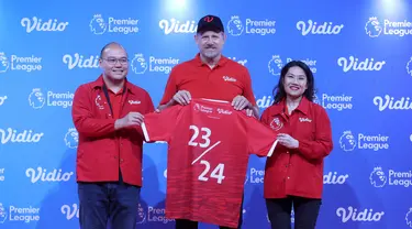 Penjaga gawang legendaris Manchester United Peter Schmeichel bersama Managing Director Vidio.com Monika rudjiono dan CFO Vidio.com William Djumadi mengangkat jersey saat jumpa pers di SCTV Tower, Jakarta, Jumat (4/8/2023). Peter Schmeichel menyambangi Indonesia dalam acara Vidio Premier League Festival. (Liputan6.com/Johan Tallo)