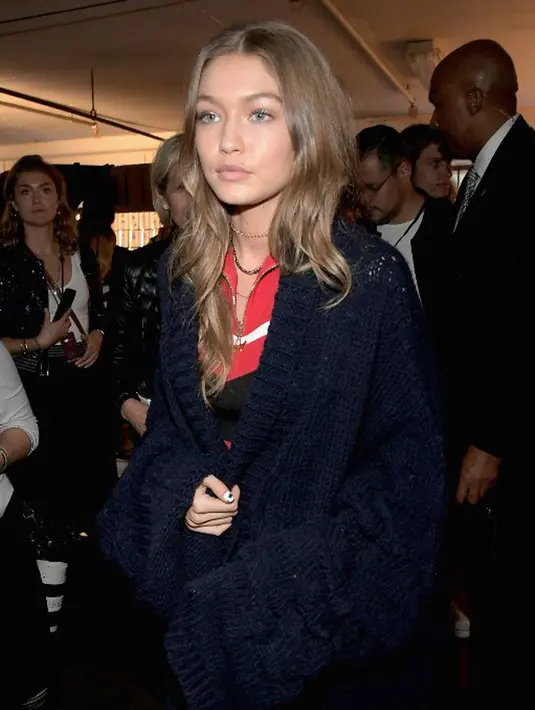 Menjadi model cover majalah Vogue beberapa waktu lalu, Gigi bersama sederet wanita cantik lainnya berpose di depan kamera dengan begitu mempesona. Namun ada satu pemandangan yang mengundang komentar publik. (AFP/Bintang.com)