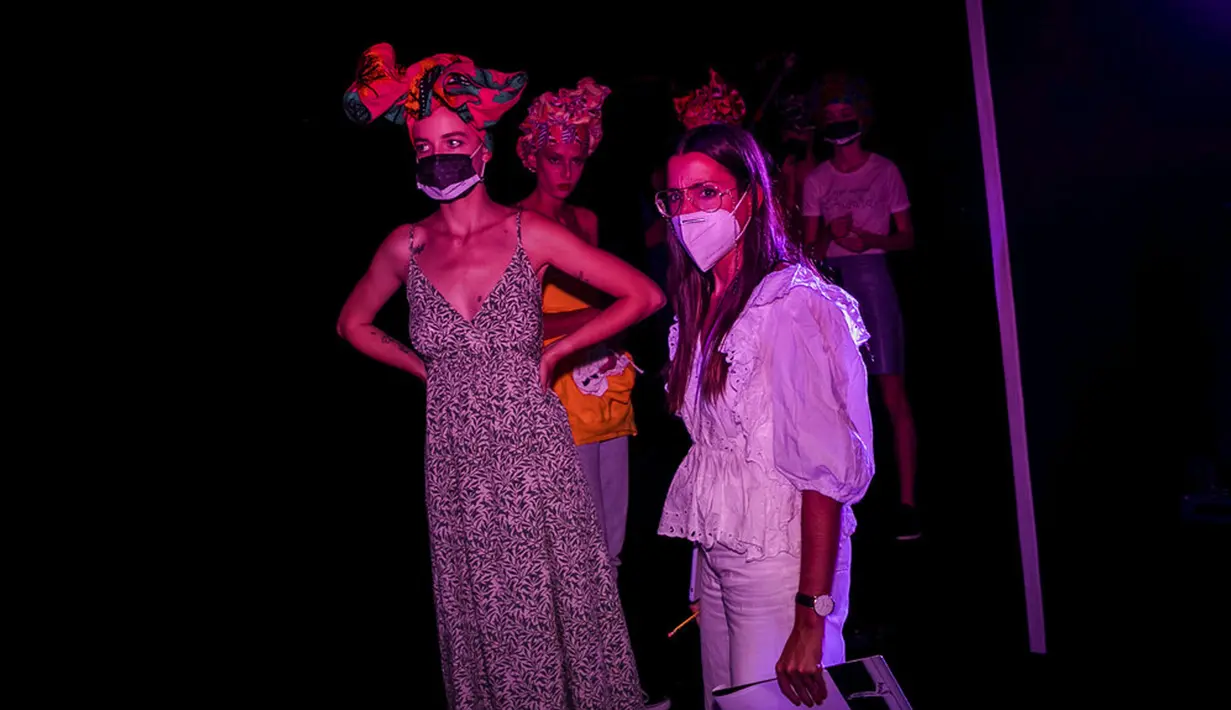 Model menunggu memeragakan busana perancang Spanyol Agatha Ruiz de la Prada dalam Mercedes-Benz Fashion Week di Madrid, Spanyol, Kamis (10/9/2020). Acara yang digelar di tengah pandemi COVID-19 berlangsung pada 10-13 September 2020 dengan menerapkan protokol kesehatan. (AP Photo/Bernat Armangue)