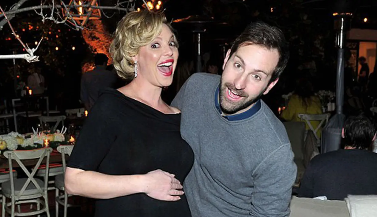 Kebahagiaan tengah bersama pasangan Katherine Heigl dan Josh Kelly. Sebelum perayaan Natal, keduanya dikaruniai anak ke-3 mereka yang berjenis kelamin laki-laki. Tentu saja ini menjadi kado Natal terindah bagi pasangan ini. (doc.dailymail.com)