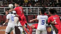 Pemain Borneo FC, Matheus Pato (dua kiri) yang dijaga oleh Muhammad Rafli gagal meraih bola diudara. (Bola.com/Ikhwan Yanuar)
