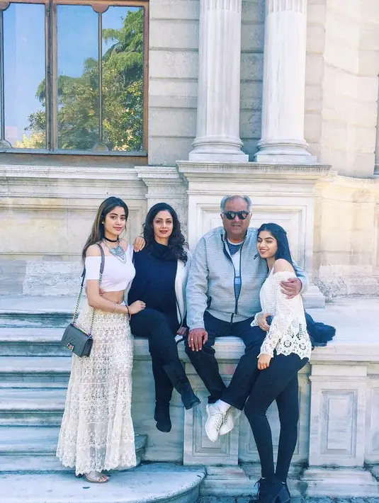 Dalam beberapa postingan foto, Sridevi dan keluarga terlihat sedang jalan-jalan dan berlibur. (Foto: instagram.com/sridevi.kapoor)