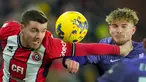 Pemain Liverpool Harvey Elliott berebut bola dengan pemain Sheffield United John Fleck pada pertandingan sepak bola Liga Inggris di Bramall Lane, Sheffield, Inggris, Rabu (6/12/2023). (AP Photo/Jon Super)