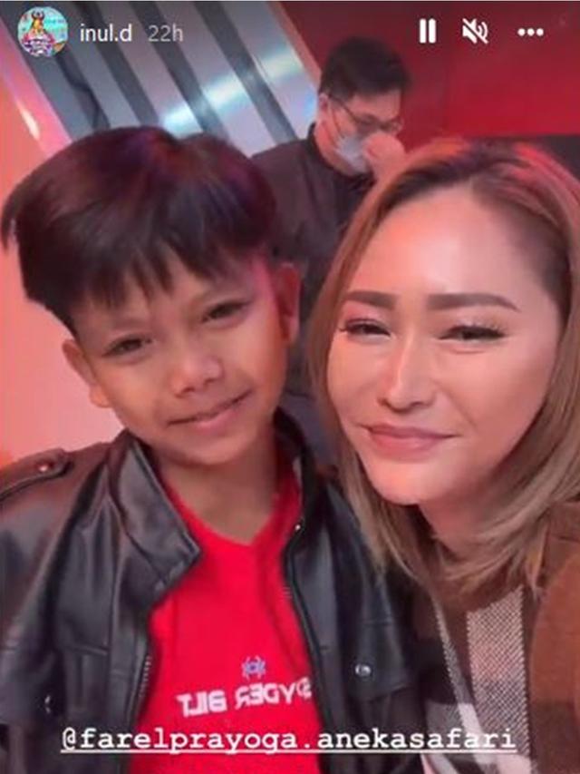 Duet Satu Panggung, Ini 6 Potret Kedekatan Inul Daratista dan Farel Prayoga