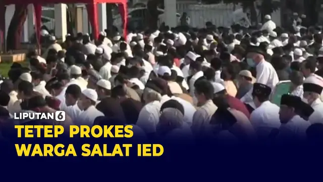 Ribuan warga mengikuti pelaksanaan salat Idul Fitri 1443 Hyang digelar di Masjid Agung Al-Azhar Jakarta. Protokol kesehatan tetap diberlakukan.