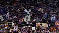 Suporter Fiorentina memberikan dukungan kepada tim kesayangan mereka pada leg kedua 8 besar Liga Europa di Stadion Artemio Franchi, Italia, Jumat (24/4/2015). Fiorentina menang 2-0 atas Dynamo Kiev. (AFP PHOTO/Tiziana Fabi)