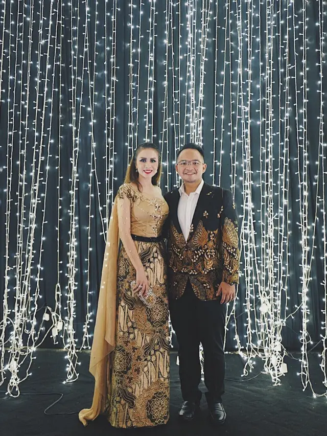 Menikah dengan Crazy Rich Surabaya, Ini 6 Momen Romantis Momo Geisha dan Suami