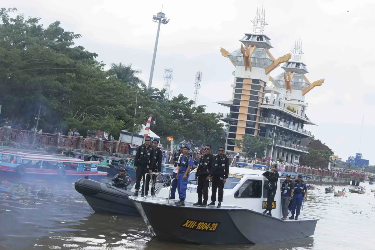 Obor Melintasi Sungai Barito