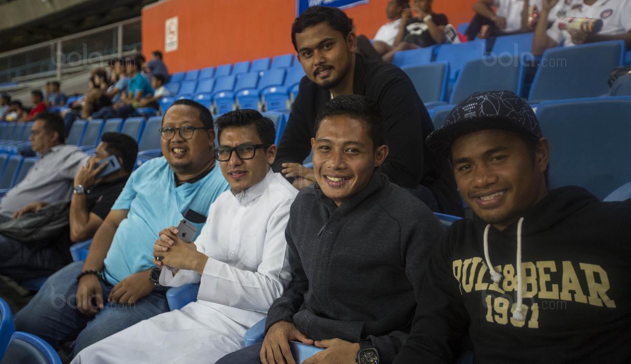 Pemain Timnas Indonesia, Evan Dimas bersama Ilham Udin Armaiyn, menonton laga Liga Premier Malaysia antara Felcra FC melawan PDRM di Stadion Shah Alam, Selangor, Jumat (2/2/2018). Kedua klub bermain imbang 1-1. (Bola.com/Vitalis Yogi Trisna)
