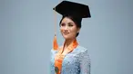 Dalam momen wisudanya, artis berusia 25 tahun ini tampil cantik dengan kebaya warna biru. Kebahagiaan terpancar jelas karena kerja kerasnya selama 4 tahun kini terbayar dengan gelar yang resmi disandangnya. Tidak mudah untuk kuliah sembari mengurus anak, Rezca Syam suami Ina Marika ungkap bangga atas pencapaian sang istri lewat tulisan di laman Instagramnya. (Liputan6.com/IG/@ina.marika)