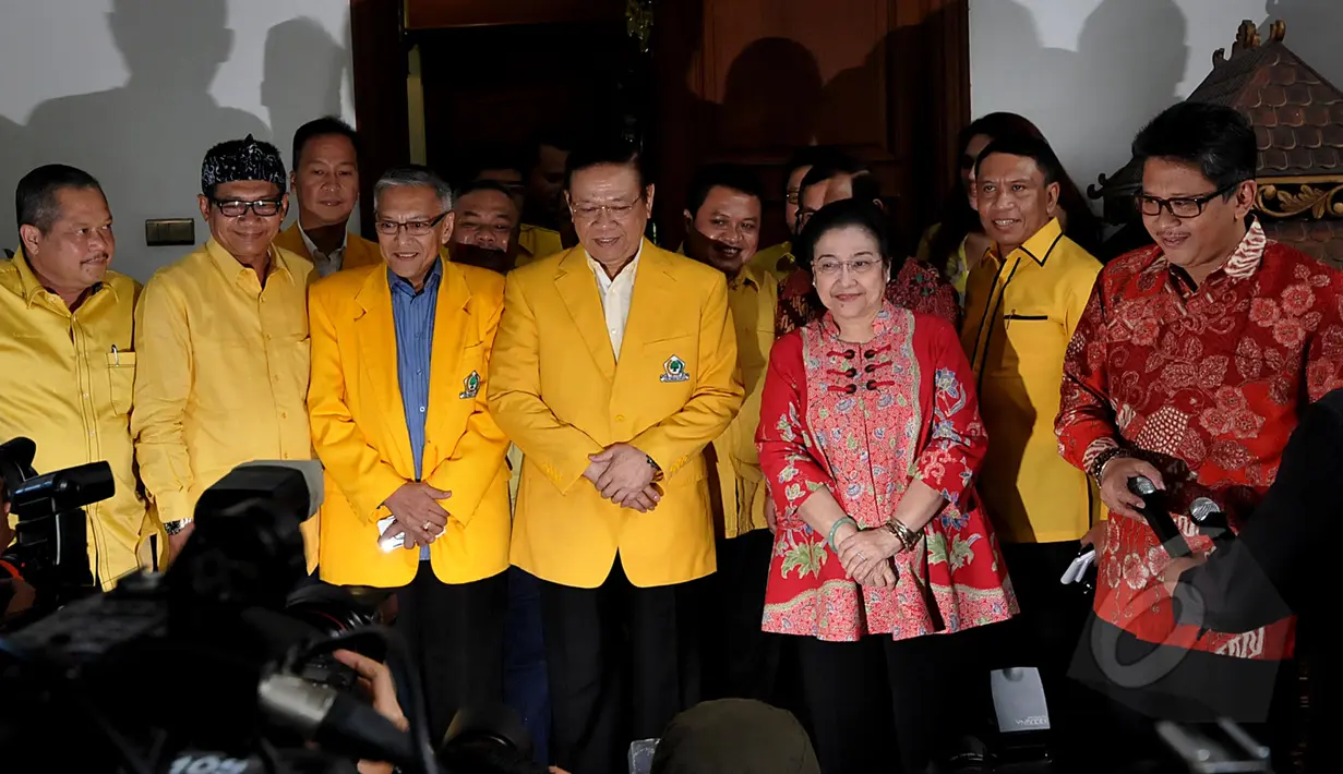 Ketua umum Partai Golkar versi Munas Ancol, Agung Laksono melanjutkan safari politinya ke kediaman Megawati Soekarnoputri, Menteng, Jakarta, Senin (16/3/2015). (Liputan6.com/Johan Tallo)