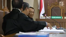 Mantan Menteri ESDM, Jero Wacik (kanan) saat mengikuti sidang pengajuan Peninjauan Kembali atas putusan kasasi kasus dana operasional menteri (DOM) di PN Jakarta Pusat, Senin (23/7). Sidang mendengar pembacaan memori PK. (Liputan6.com/Helmi Fithriansyah)