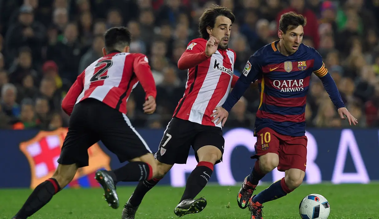 Aksi Lionel Messi melewati hadangan pemain Athletic Bilbao dalam pertandingan leg kedua perempat final Copa del Rey di Stadion Camp Nou, Barcelona, Kamis (28/1/2016) dini hari WIB. (AFP/Lluis Gene)