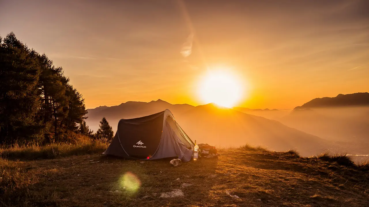 Ilustrasi Camping di Pegununganan