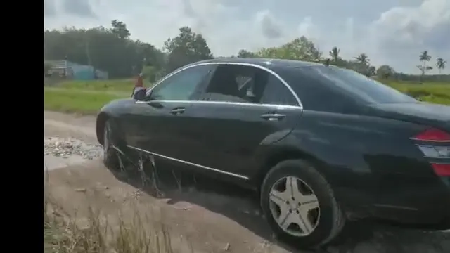 Kumpulan Potret Mobil Presiden Jokowi Kewalahan Melewati Jalanan Rusak di Lampung (Agus Suparto/ Fotografer Kepresidenan)