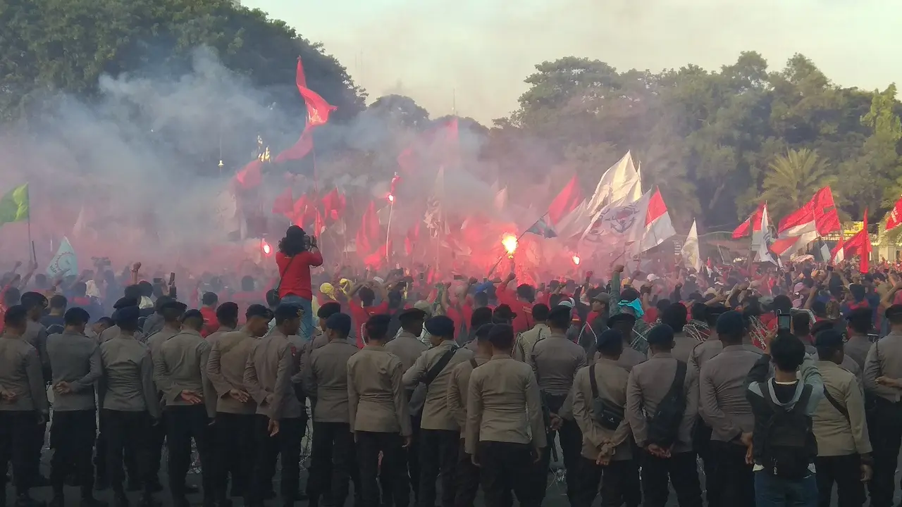 Massa buruh membubarkan diri dari depan Istana Kepresidenan (Nur Habibie/Merdeka.com)