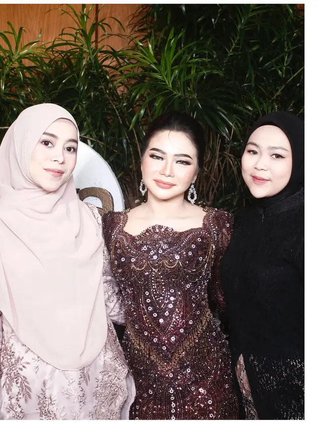 6 Potret Lesti Kejora di Pertunangan Rara LIDA, Menawan Kenakan Kebaya Pastel