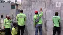 Petugas PPSU DKI Jakarta membersihkan coretan di kawasan Kebon Sirih, Jakarta Pusat, Sabtu (10/10/2020). Dinas kebersihan dari PPSU dan Satpel DLH melakukan penghapusan coretan di fasilitas umum oleh pengunjuk rasa saat demonstrasi tolak Omnibus Law UU Cipta Kerja. (Liputan6.com/Johan Tallo)