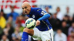 Esteban Cambiasso. Gelandang bertahan Argentina ini direkrut Leicester City dari Inter Milan pada awal musim 2014/2015 saat promosi ke Premier League. Ia saat itu berusia 34 tahun dan 10 hari. Hanya bertahan 1 musim, ia tampil 31 kali dengan torehan 5 gol dan 1 assist. (AFP/Ian MacNicol)