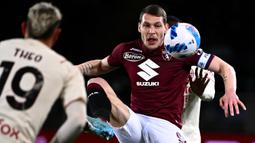 Andrea Belotti. Striker Italia berusia 28 tahun ini telah 7 musim memperkuat Torino sejak didatangkan dari Palermo pada awal musim 2015/2016 dengan nilai transfer 8,40 juta euro. Jabatan kapten tim telah disandangnya sejak pertengahan musim 2016/2017. Akhir musim 2021/2022 ini kontraknya bersama Torino berakhir, namun belum diketahui apakah ia akan memperpanjang kontraknya atau memilih meninggalkan Torino. (AFP/Marco Bertorello)