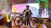 Atlet Mountain Bike, Kusmawati Yazid hadir pada pembukaan Festival Pesona Tanjung Lesung 2017 di Kemenpar, Jakarta, Selasa (5/9/2017). Festival ini menampilkan ajang Rhino XTriathlon, MTB XC Race. (Bola.com/Nicklas Hanoatubun) 