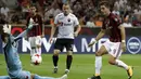 Aksi AC Milan, Andre Silva mengecoh kiper Shkendija pada kualifikasi Europa League di San Siro Stadium, (17/8/2017). Milan menang 6-0. (AP/Antonio Calanni)