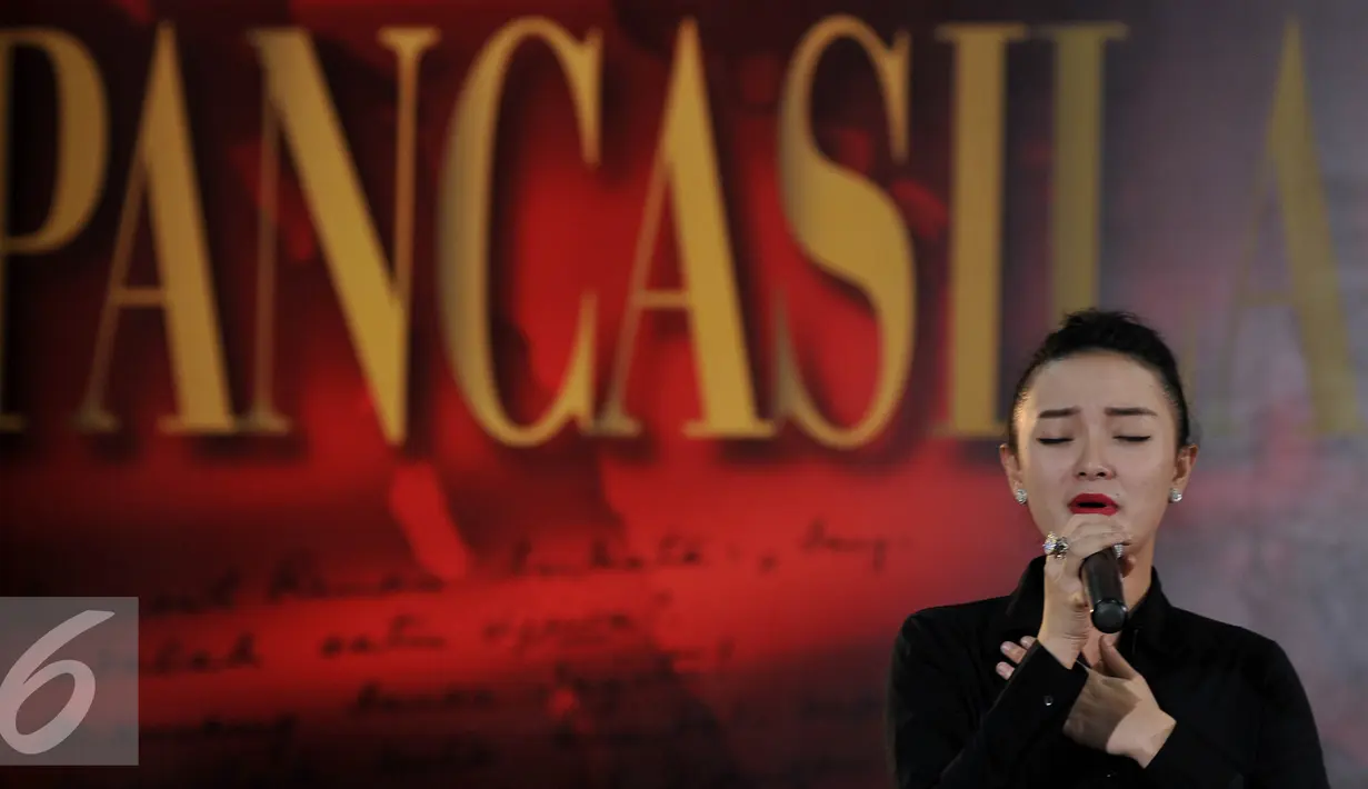 Zaskia Gotik bernyanyi saat menghadiri Talk Show Tv Parlemen di Lobi Nusantara IV Parlemen, Jakarta, Kamis (31/3). Zaskia juga meminta maaf kepada DPR, Zaskia sempat menyanyikan lagu Satu Nusa Satu Bangsa dan Bagimu Negeri. (Liputan6.com/Johan Tallo)