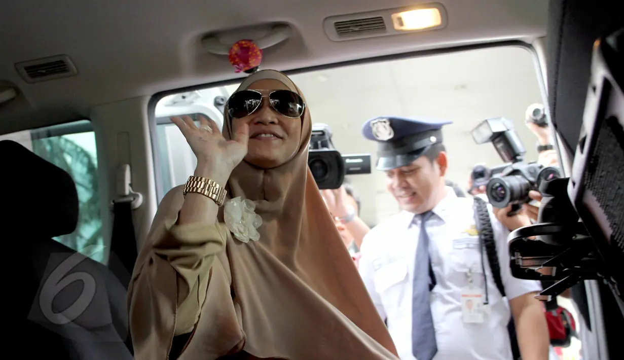Meidiana Hutomo saat berada di dalam mobil usai menjalani pemeriksaan di KPK, Jakarta, Jumat (29/5/2015). Mediana Hutomo diperiksa sebagai saksi atas tersangka mantan Menteri Kesehatan, Siti Fadilah Supari . (Liputan6.com/Helmi Afandi)