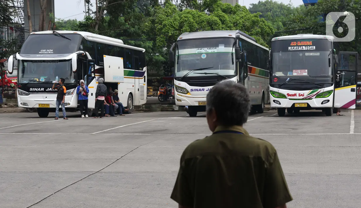 Bus AKAP terparkir di Terminal Kampung Rambutan Jakarta, Senin (30/3/2020). Untuk mencegah penyebaran virus Corona COVID-19, Dishub Pemprov DKI Jakarta menghentikan sementara layanan Bus Antar Kota Antar Provinsi pertanggal 30 Maret 2020 pukul 18.00 WIB. (Liputan6.com/Helmi Fithriansyah)