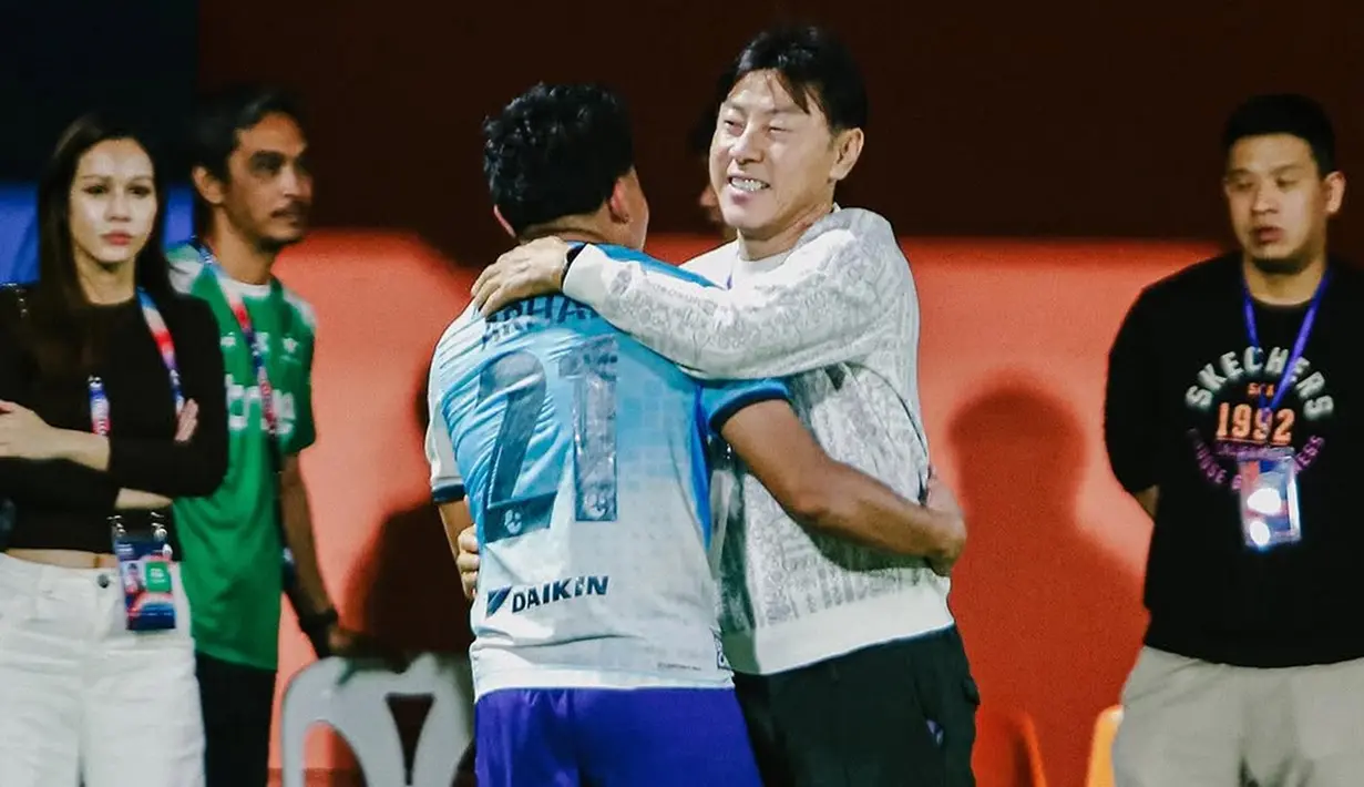Kehadiran STY di stadion tentu menambah spesial laga tersebut. Setelah pertandingan, STY mendapatkan kesempatan untuk menemui kedua pemain di pinggir lapangan. Momen tersebut berhasil diabadikan dan menjadi viral di media sosial. STY terlihat berbincang hangat, memeluk Asnawi, dan menepuk kepala Arhan. (Liputan6/com/IG/@asnawi_bhr)