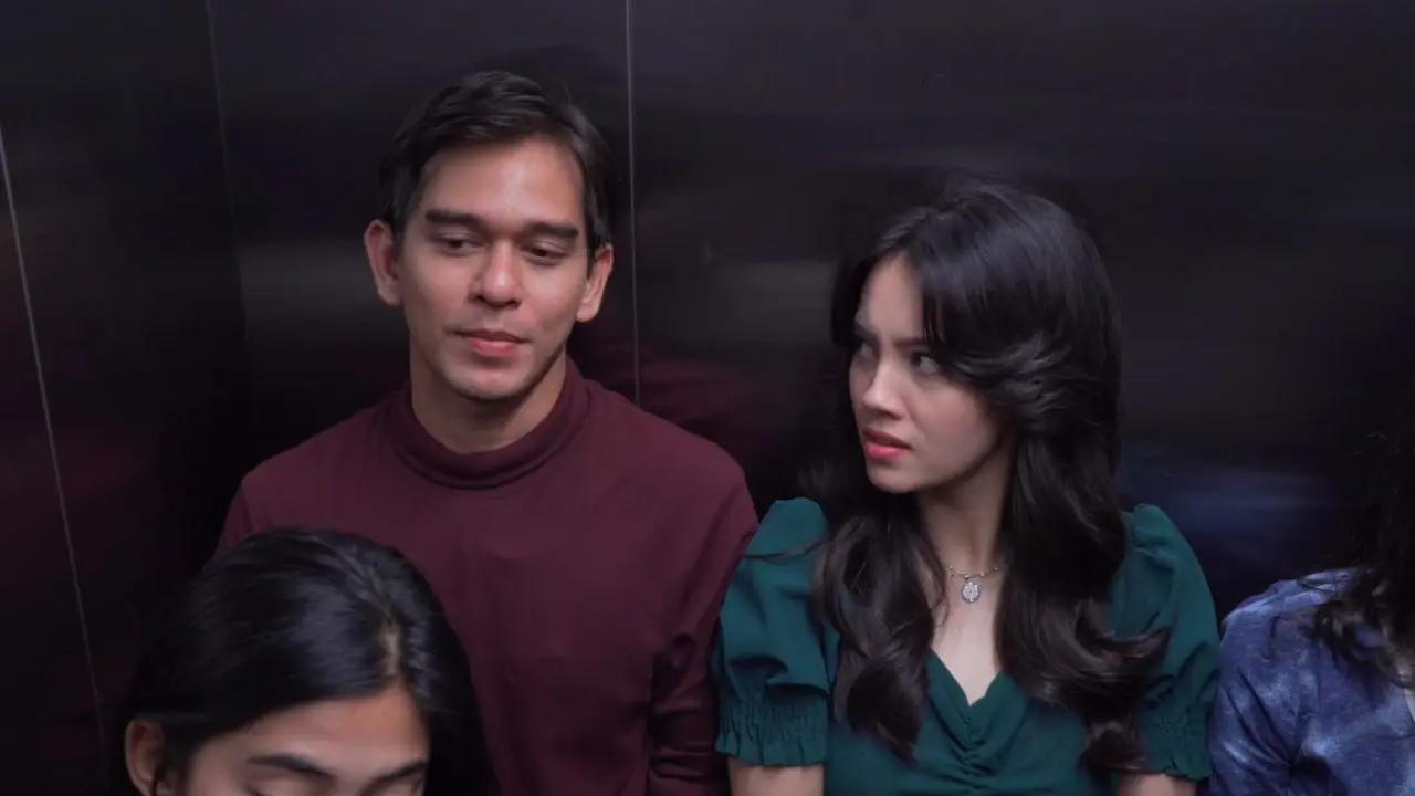 Di Antara Dua Cinta
