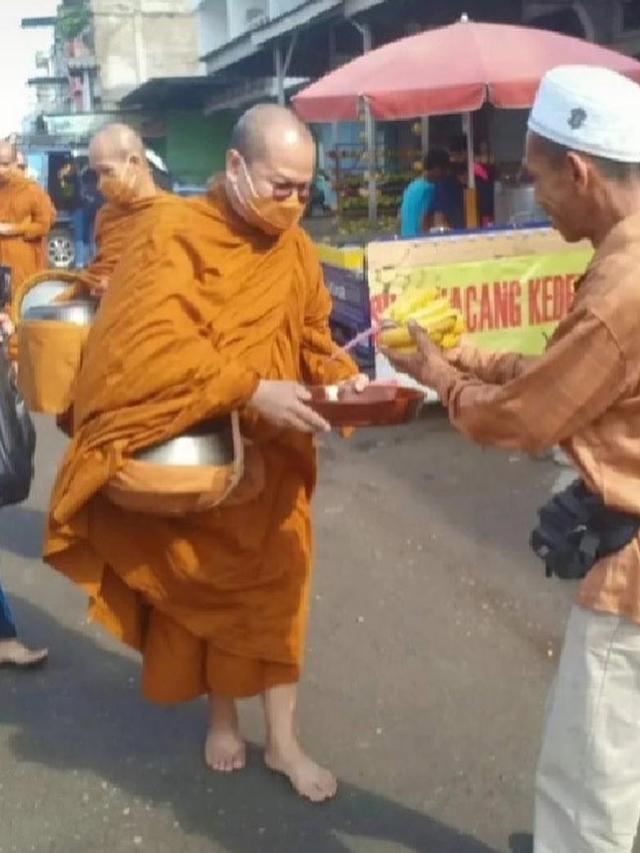 7 Momen Warga Berbagi Makanan Kepada Biksu dari Thailand, Indahnya Toleransi