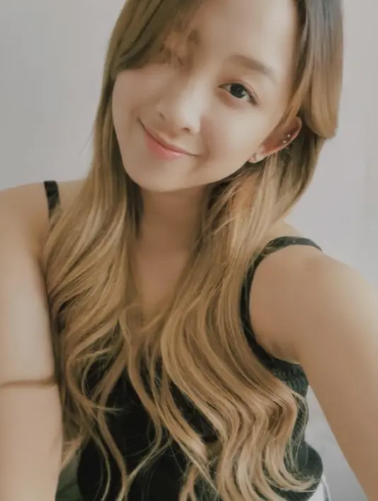 Baru-baru ini Dita Karang menyapa fans dalam beberapa foto selfie terbaru melalui aplikasi Fanadds. (Instagram @_dita.secretnumber)