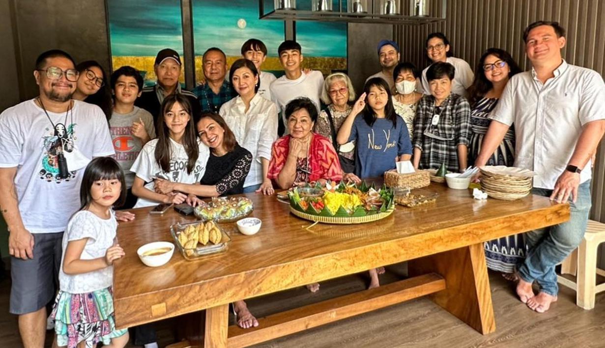 Anggota keluarga yang lainnya turut meriahkan perayaan ulang tahun Donna yang ke-44 tahun. Tidak hanya kue tart, terlihat juga nasi tumpeng dan jajanan yang menemani momen kumpul keluarga Donna Agnesia ini. Bukan perayaan ulang tahunnya yang paling penting, namun momen kumpul dan kebersamaan bareng keluarga yang masih dirasakan adalah momen berharga. (Liputan6.com/IG/@dagnesia)