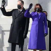 Kamala Harris gunakan rancangan Christopher John Rogers, desainer muda berkulit berwarna dengan karya penuh makna.(Foto: Instagram @CJR)